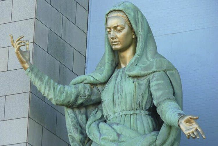 Detalle de María Reina del Universo - Don Orione - Crédito James Vachowski