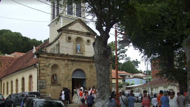 Vista del techo y luminarias Iglesia Virgen de la Salette, Martinique