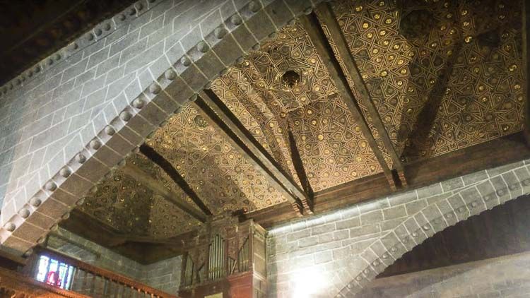 Detalle del artesonado en el templo de Macotera, Salamanca