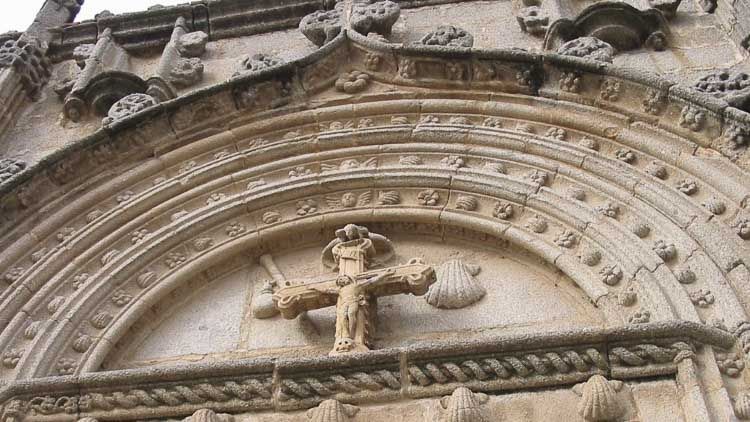 Detalle del dintel de acceso Iglesia Santiago Apóstol (Santiago de la Puebla)