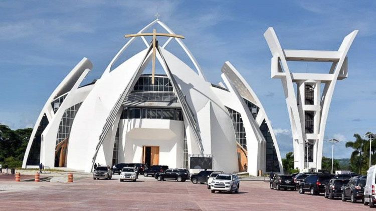 Vista frontal del Santuario Nacional Cristo de los Milagros en Bayaguana, símbolo de fe dominicana.
