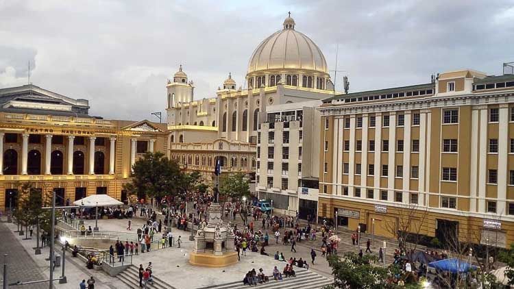 Vista de la gran cúpula de la Catedral de San Salvador - Crédito IAmCrisWTF513 — commons wikimedia