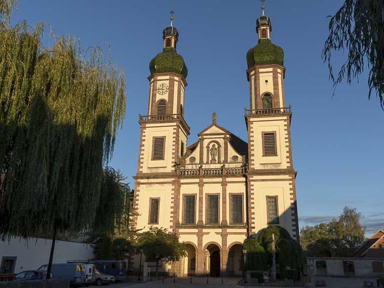 Vista del frontis de la Iglesia de San Patricio en Ebersmunster