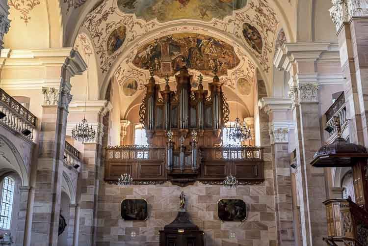 Vista del órgano de la iglesia de Ebersmunster