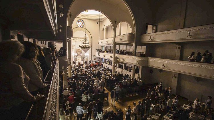Interior durante un servicio – Crédito Kehilá Rosario