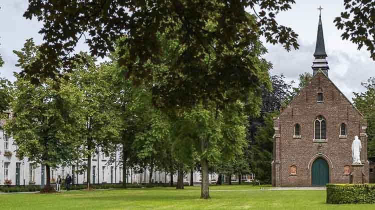 El Beaterio de Sint-Alexiusbegijnhof está en Termonde en la provincia de Flandes Oriental en Bélgica y data de finales del siglo XIII.