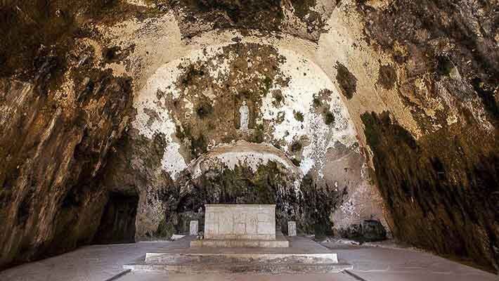 Altar de la Iglesia Cueva de San Pedro - Credito: muze.gov.t