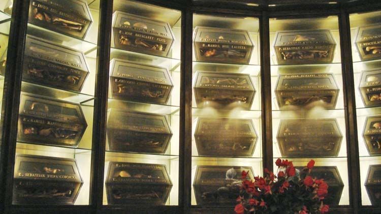 Al visitar la cripta de la capilla impacta ver el lugar de descanso de los seminaristas mártires.