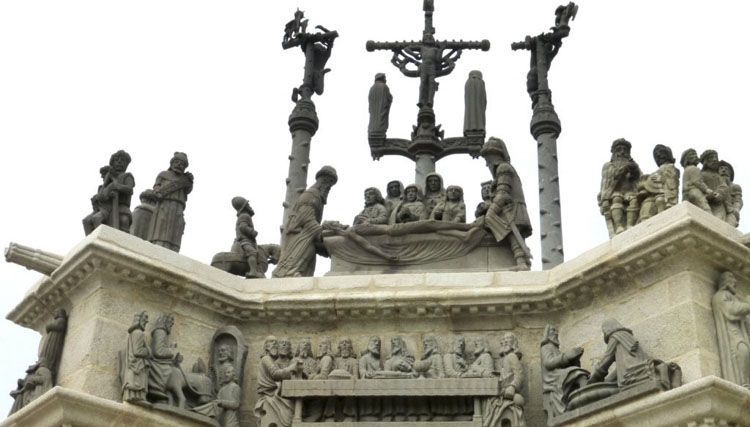 Calvarios en Bretaña: Pleyben Abajo de izquierda a derecha la Entrada en Jerusalén, Última Cena y el Lavatorio de los Pies 