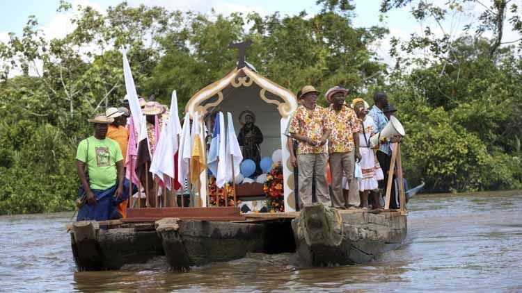 . El 3 de octubre se hace descender en barca la imagen del Santo Patrono por las aguas del río Atrato,