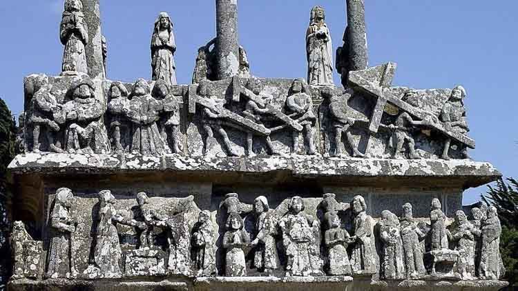 Lado oeste del Calvario de Tronoën en Finisterre