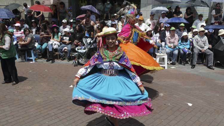 Baile folclórico en el carnaval de Ambato - Pinterest Celebra