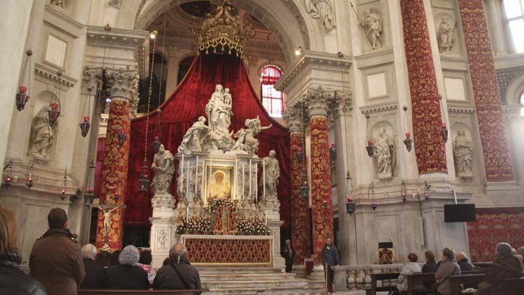 Grupo escultórico de Nuestra Señora de la Salud - Crédito: dreamdiscoveritalia.com 