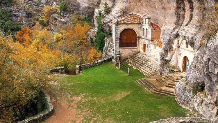 La iglesia rupestre de San Bernabé, una de las más curiosas de España - Crédito Hola.com