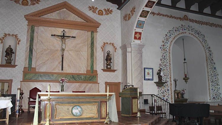 Interior del templo de la Misión San Luis Obispo de Tolosa, fundada en 1772 en la costa central de California