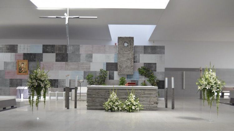 Presbiterio de la Parroquia de La Rosaleda en Ponferrada Crédito FloresBardon Arquitectura