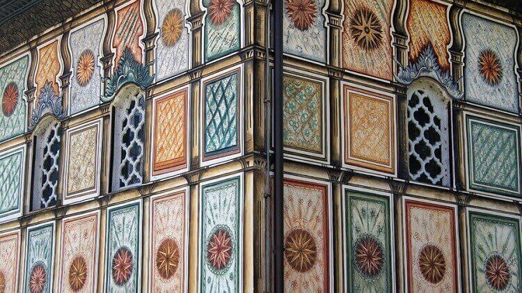 Vista de las paredes exteriores de la Mezquita de Tetovo en Macedonia- Crédito: racontemoica