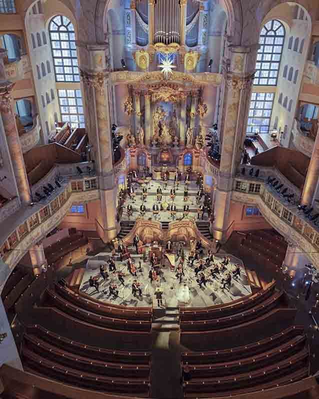 Las galerías curvas y la cúpula interior abovedada transmiten una sensación de seguridad en la nave principal  de la Frauenkirche de Dresden