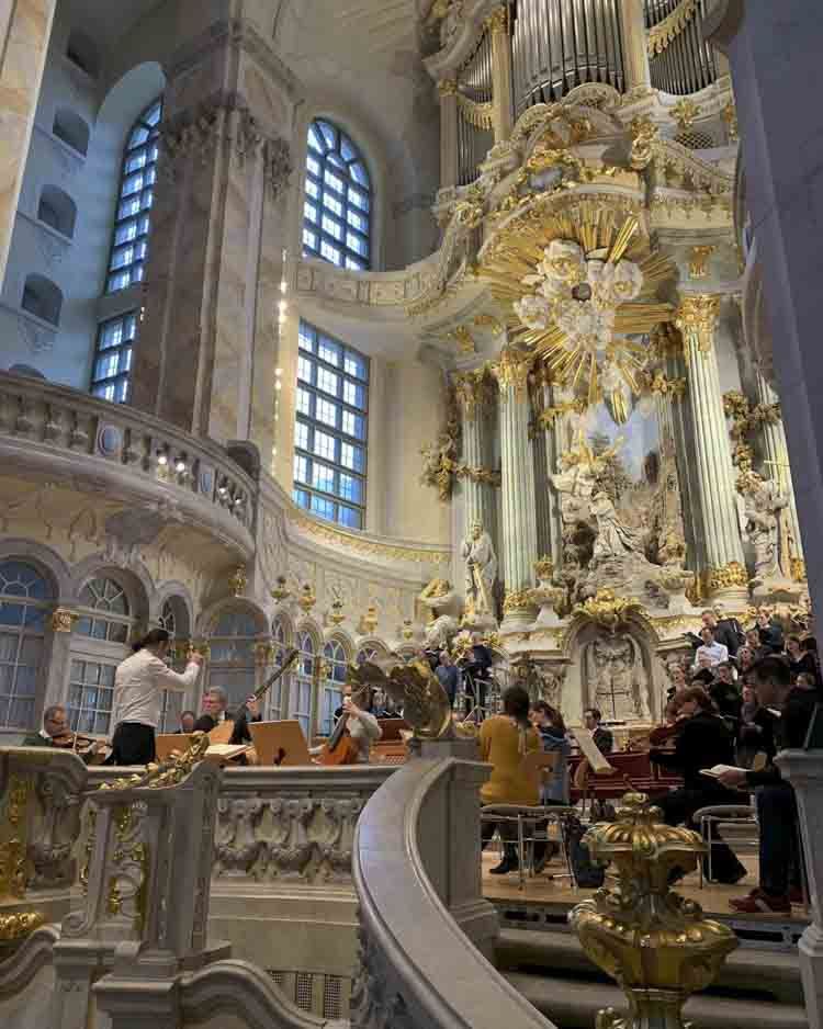 Vista del retablo barroco en la Frauenkirche de Dresde 