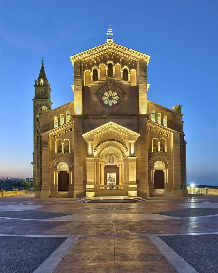 Frontis del Santuario Ta' Pinu Crédito lucelight.it