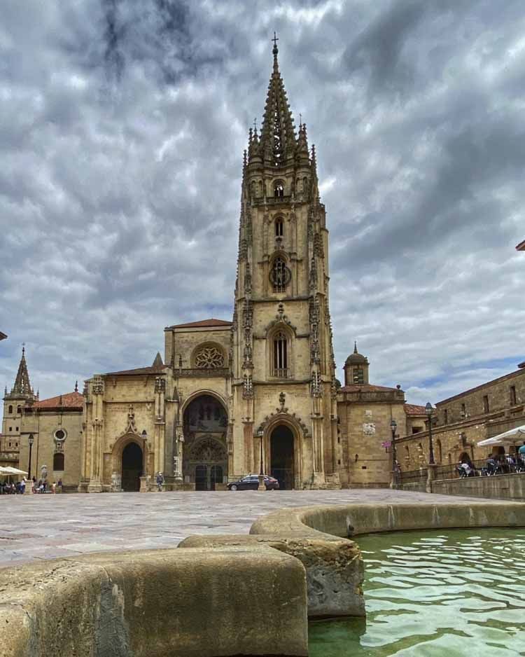 Es meta de peregrinos del Camino del Salvador, así como arranque del primer camino histórico a Santiago, el Camino de Santiago Primitivo