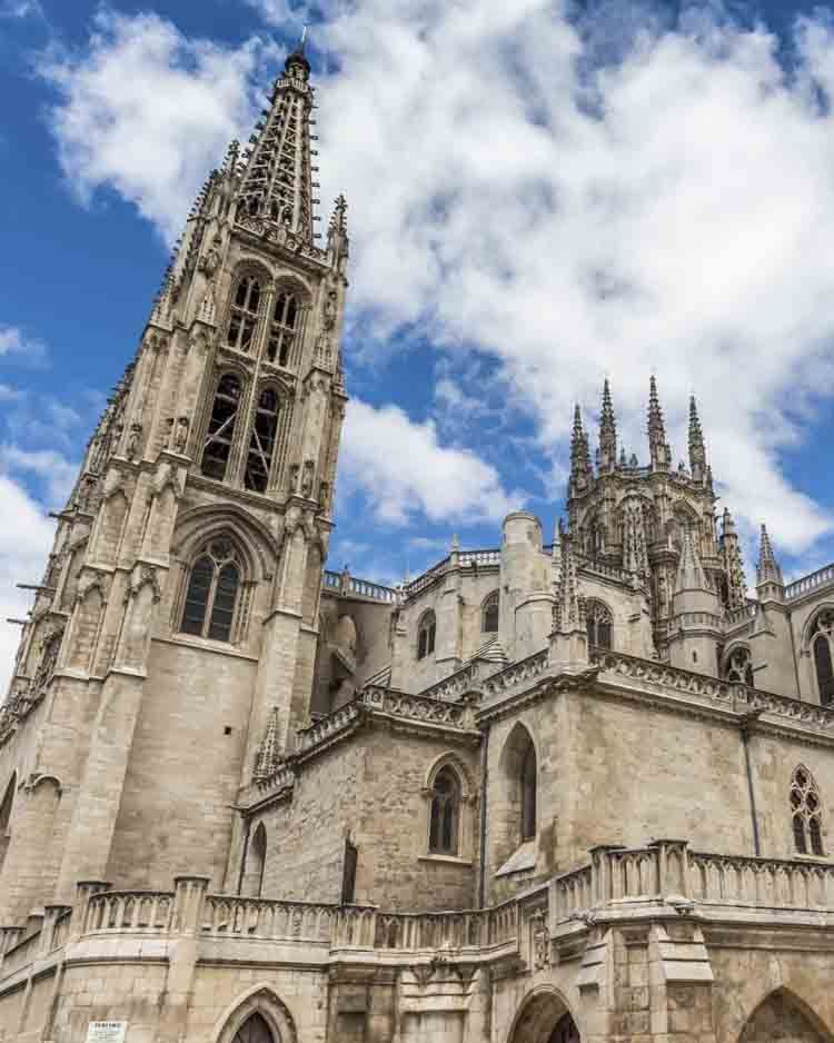 Declarada Patrimonio de la Humanidad, la Catedral de Santa María de Burgos es el primer ejemplo de la arquitectura gótica española 