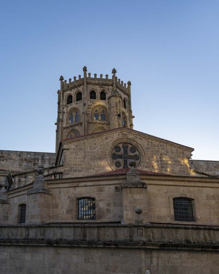 Situada en el casco histórico de Ourense, capital de la provincia homónima y en pleno Camino de Santiago por la Vía de la Plata, mas concretamente en el Camino Sanabrés,