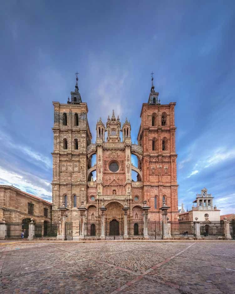 Levantada en pleno casco histórico de Astorga, en la provincia de León, es Patrimonio de la Humanidad desde 2015 como parte del Camino de Santiago Francés.  
