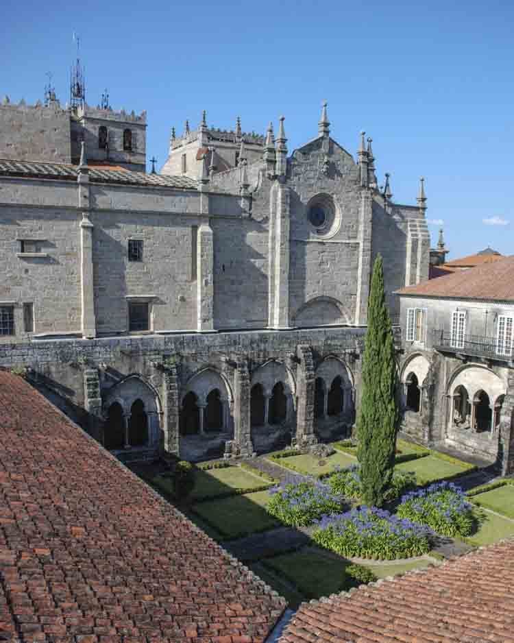 Es Bien de Interés Cultural desde 1931, y es una parada obligatoria en el Camino de Santiago Portugués