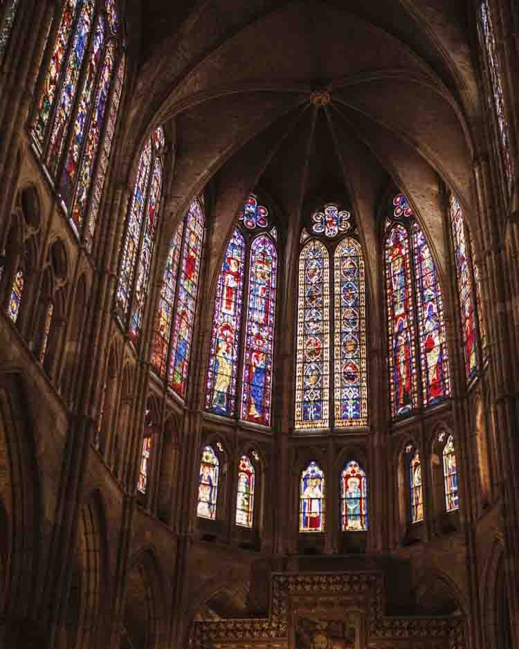  En el centro histórico de León, capital de la provincia del mismo nombre, encontramos la Basílica de Santa María de Regra, el primer monumento declarado bien de valor cultural español en 1844. 