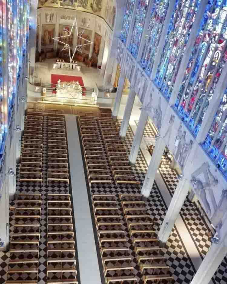 Vista de la nave del Santuario  y sus vitrales