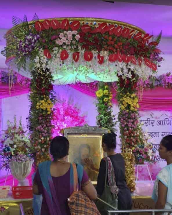 Perpetuo socorro en Bombay (India) se hace la Novena 12 veces al día a causa del gentío. Crédito Belinda Braganza