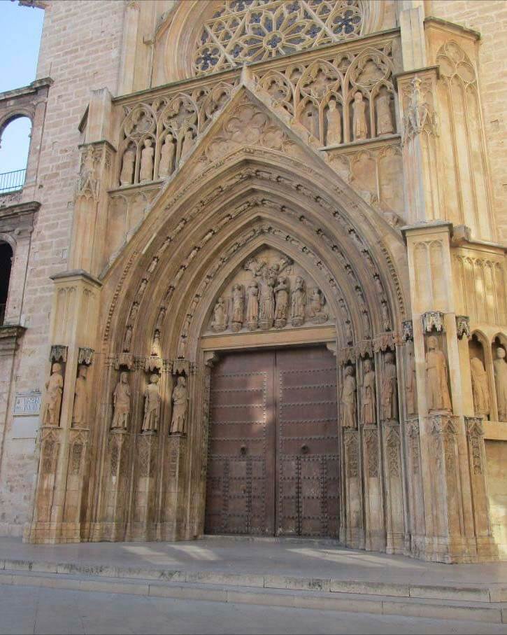 Puerta de los Apóstoles en la Catedral de Valencia 