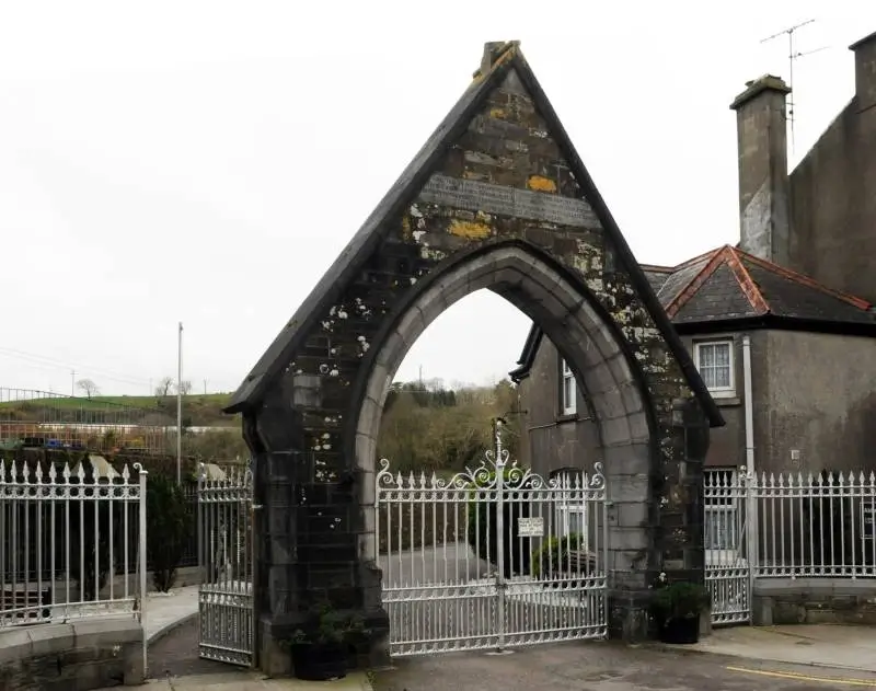 La imagen muestra la entrada a la Iglesia Abbeystrewry (Church of Ireland) en Skibbereen, Condado de Cork, Irlanda. 