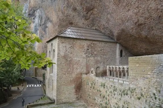 La imagen muestra el Monasterio de San Juan de la Peña, un importante monasterio medieval situado en Huesca, Aragón (España). 