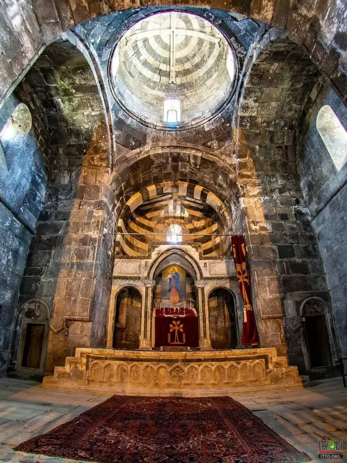 La imagen muestra el interior de la iglesia principal del Monasterio de San Tadeo, un antiguo monasterio armenio ubicado en la provincia de Azerbaiyán Occidental, Irán. 