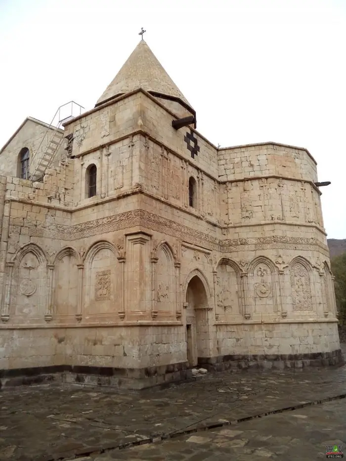 La imagen muestra el Monasterio de San Tadeo, un antiguo monasterio armenio ubicado en la provincia de Azerbaiyán Occidental, Irán. 