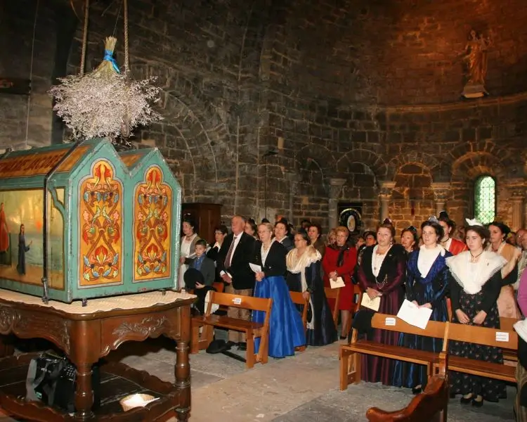 La imagen muestra una ceremonia religiosa en la iglesia de Saintes-Maries-de-la-Mer, en la región de la Camarga, al sur de Francia