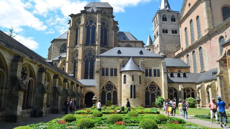 Claustro de la Catedral de Tréveris en Alemania, con reliquias como la Túnica de Jesús