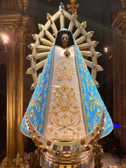 Imagen de la Virgen de Lujan con manto