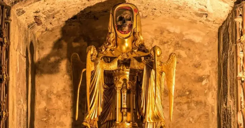 La imagen muestra el supuesto cráneo de María Magdalena, exhibido dentro de un relicario de oro. 