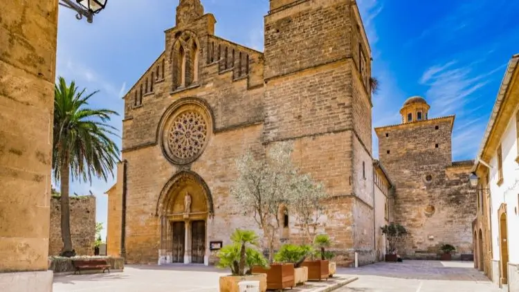 Alcudia en un Día: Una Escapada de Turismo Religioso · Imagen en la portada Iglesia San Jaume Credito sitio oficial de turismo