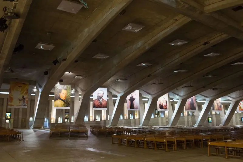 Basílica de San Pío X, Lourdes. Fotografía: Stuart Leech, para The Spaces iglesias subterraneas
