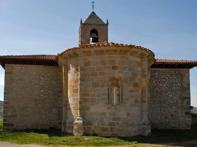 El ábside de la iglesia de San Julián y Santa Basilisa es románico los laterales son intervenciones posteriores de allí la visible diferencia de materiales