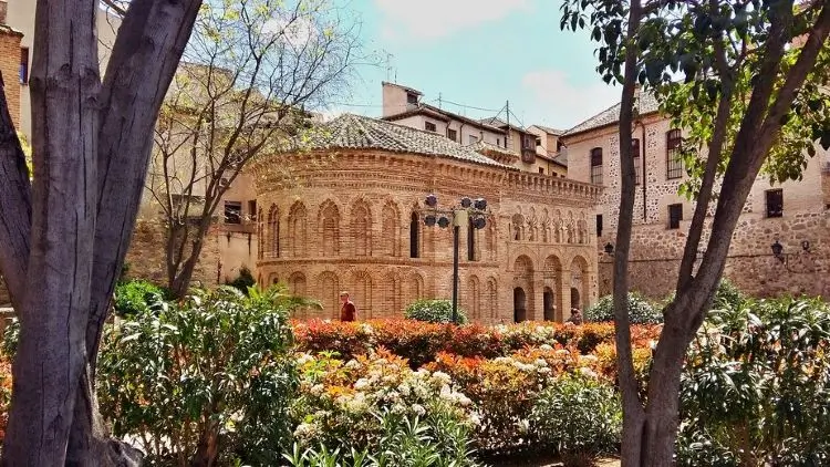 Vista desde los Jardines del abside de la Inscripción en la fachada de la Mezquita de Bāb al-Mardūm