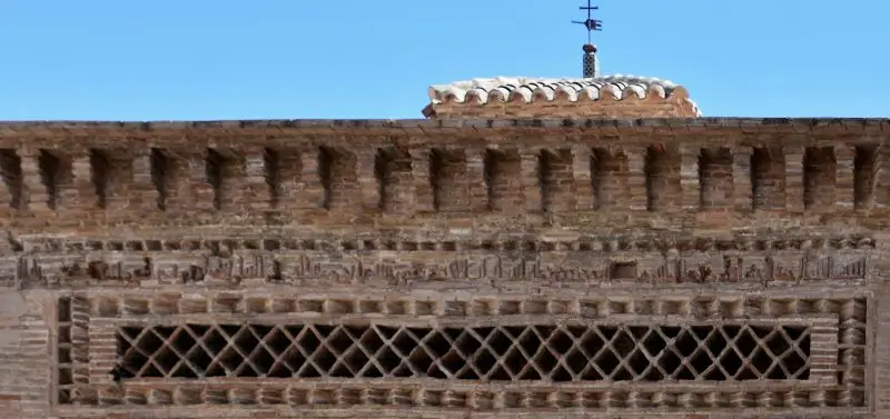 Inscripción en la fachada de la Mezquita de Bāb al-Mardūm · Richard Mortel