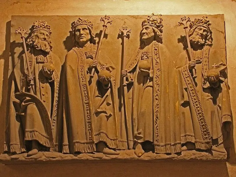 Relieve gótico en la catedral de Espira con los emperadores Conrado II., Enrique III., Enrique IV., Enrique V.