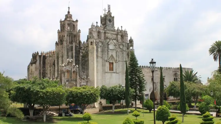 monasterios en las laderas del Popocatépetl