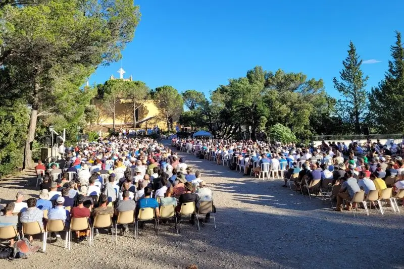 Misa a peregrinos en el Santuario Nuestra Señora de las Gracias de Cotignac