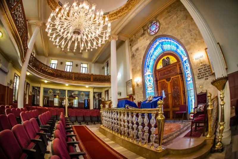 Interior de la sinagoga Etz Ahayim en Büyükada Estambul · Foto: Richard Nowitz
